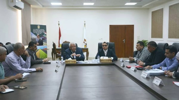 أخبار الوادي الجديد: المحافظ يترأس اجتماعاً لمتابعة جاهزية مجمع الخدمات الحكومية ومركز الداخلة ينظم سوق اليوم الواحد أخبار الوادي الجديد: المحافظ يترأس اجتماعاً لمتابعة جاهزية مجمع الخدمات الحكومية ومركز الداخلة ينظم سوق اليوم الواحد