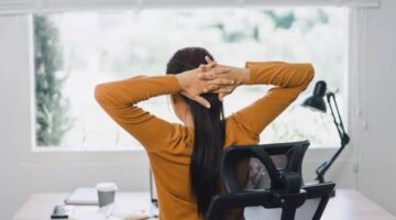 تعرف على كيفية حماية عمودك الفقري أثناء ساعات العمل الطويلة