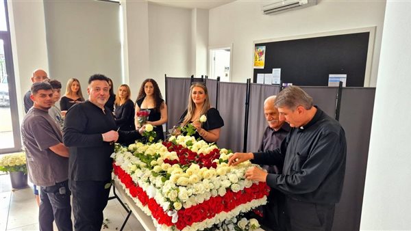 التحضيرات الأخيرة في كنيسة الروح القدس لإقامة رتبة السجود ودفنة الصليب التحضيرات الأخيرة في كنيسة الروح القدس لإقامة رتبة السجود ودفنة الصليب