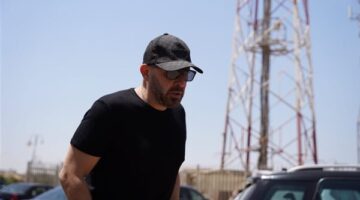 مع السلامة يا صاحبي.. أحمد السقا يلقي نظرة الوداع على سليمان عيد في جنازته