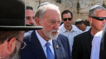 السفير الاميركي الجديد لدى اسرائيل يصلي قرب “حائط المبكى” في القدس وينقل “رسالة سلام” من ترامب.. (صورة)