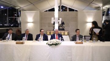 وزير التعليم العالي يكرم فريق العمل المشارك في تنظيم فعالية زيارة ماكرون لجامعة القاهرة