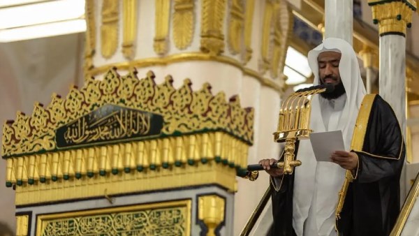 خطيب المسجد النبوي: أعظم ما أمر الله به عباده هو التوحيد