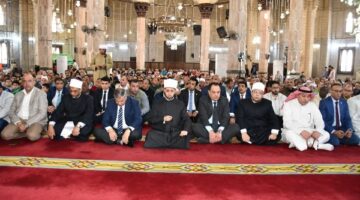 وزير الأوقاف ومحافظ الإسكندرية وسفراء يؤدون صلاة الجمعة.. صور