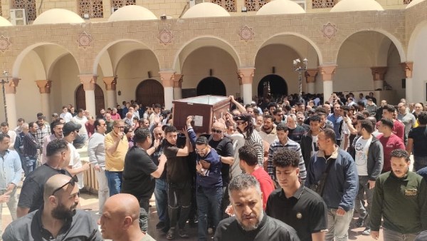 انهيار زوجته ودموع أبنائه وحزن السقا الأبرز.. 10 مشاهد مؤثرة في جنازة سليمان عيد انهيار زوجته ودموع أبنائه وحزن السقا الأبرز.. 10 مشاهد مؤثرة في جنازة سليمان عيد