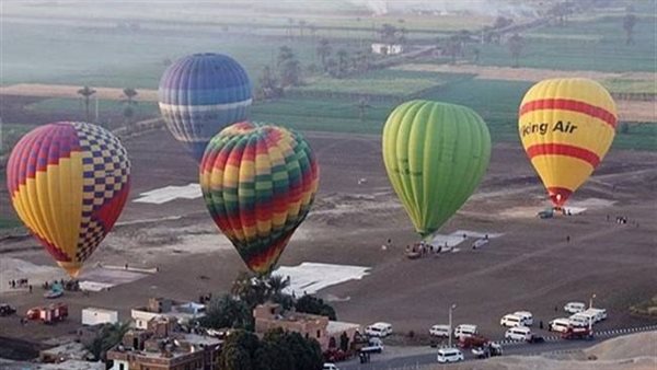 تحليق 70 رحلة بالون طائر فوق سماء الأقصر بالبر الغربي تحليق 70 رحلة بالون طائر فوق سماء الأقصر بالبر الغربي