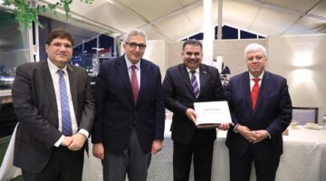 وزير التعليم العالي يكرم فريق تنظيم فعالية زيارة الرئيس الفرنسي لجامعة القاهرة