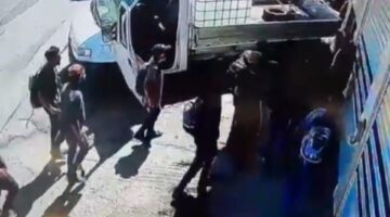 شاهد | 10 مستوطنين إسرائيلييين يعتدون على فلسطيني في نابلس