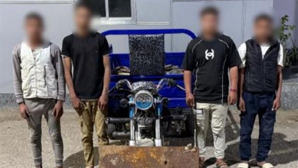 ضبط 4 أشخاص متهمين بسرقة غطاء بالوعة صرف صحي في أسيوط ضبط 4 أشخاص متهمين بسرقة غطاء بالوعة صرف صحي في أسيوط