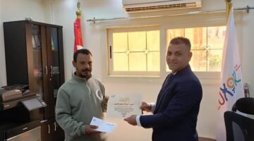 رئيس مركز البياضية بالأقصر يكرم الموظف المثالى عن شهر مارس