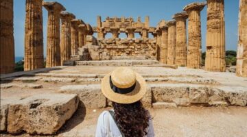 كيف نظم القانون عرض الآثار بالخارج؟