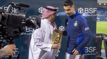 رونالدو يستلم جائزة أفضل هدف في الجولة 27 بالدوري السعودي