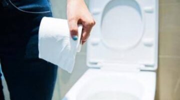 أطباء يحذرون: استخدام الهاتف في الحمام يهدد الصحة بمضاعفات خطيرة