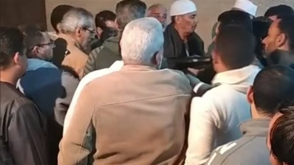ترحيل 5 أسر وغرامة 3 ملايين جنيه.. جلسة عرفية تنهي خصومة ثأرية بين عائلتين في كفر الشيخ ترحيل 5 أسر وغرامة 3 ملايين جنيه.. جلسة عرفية تنهي خصومة ثأرية بين عائلتين في كفر الشيخ