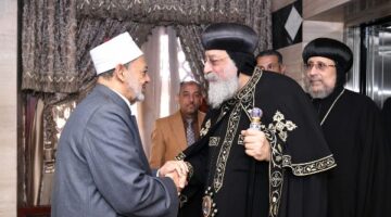 شيخ الأزهر يهنئ البابا تواضروس والإخوة المسيحيين بعيد القيامة