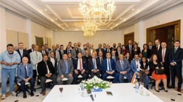 وزير الخارجية والهجرة يلتقي مع عدد من ممثلي الجالية المصرية في تونس