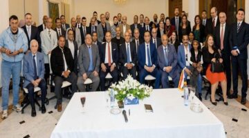 وزير الخارجية والهجرة يلتقي مع عدد من ممثلي الجالية المصرية في تونس