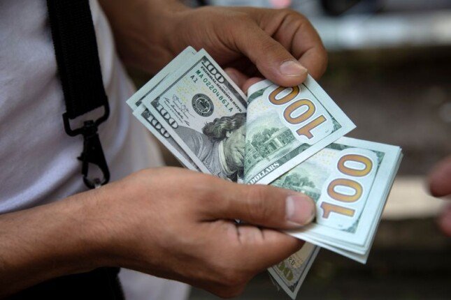 الأخضر بكامِ النهاردة؟.. سعر الدولار مقابل الجنيه المصري اليوم السبت 19 أبريل 2025 الأخضر بكامِ النهاردة؟.. سعر الدولار مقابل الجنيه المصري اليوم السبت 19 أبريل 2025