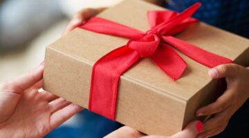 متى يجوز شرعا رد الهدية؟.. الإفتاء تكشف 4 حالات