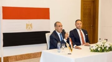 وزير الخارجية يلتقي الجالية المصرية بتونس ويناقش ملفات استيراد السيارات والتسوية التجنيدية وبيتك في مصر