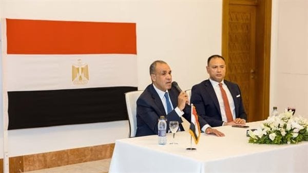 وزير الخارجية يلتقي الجالية المصرية بتونس ويناقش ملفات استيراد السيارات والتسوية التجنيدية وبيتك في مصر