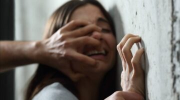 جردها من الملابس لعلاجها من الجن.. مدرس يعتدى على طالبة بالجيزة يواجه هذه العقوبة