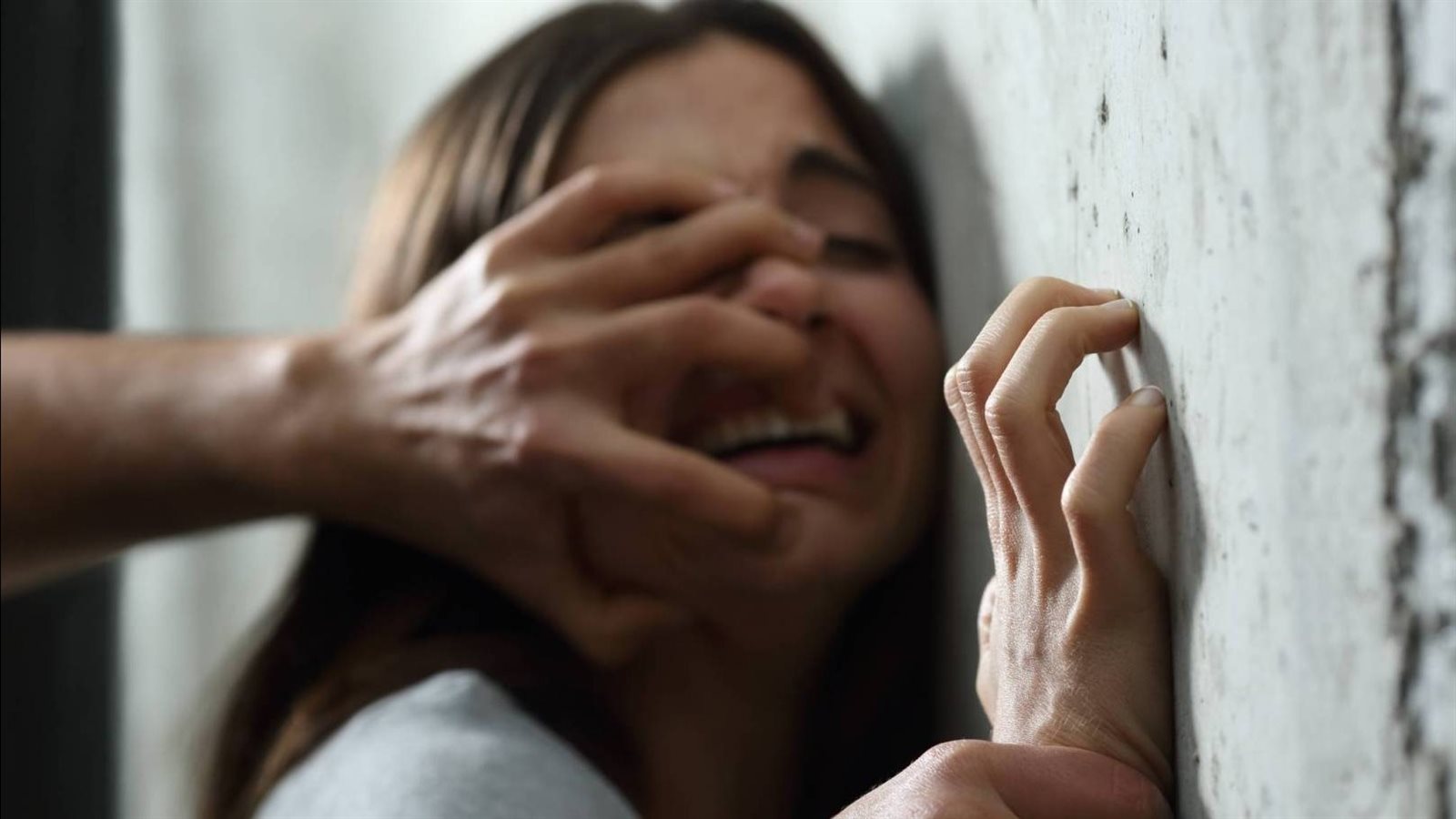 جردها من الملابس لعلاجها من الجن.. مدرس يعتدى على طالبة بالجيزة يواجه هذه العقوبة جردها من الملابس لعلاجها من الجن.. مدرس يعتدى على طالبة بالجيزة يواجه هذه العقوبة