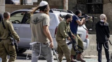 مستوطنون مسلحون يقتحمون قرية بالضفة ويعتدون على الممتلكات
