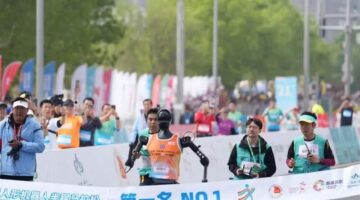 أول سباق يجمع بين الروبوتات والبشر (فيديو)