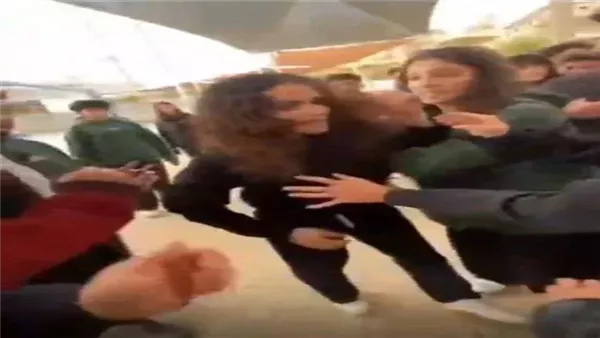 أقوال شقيقة الطالبة راوية المتهمة بضرب زميلتها بالمدرسة: كارما شتمتني لما قولتلها عدِّيني| خاص