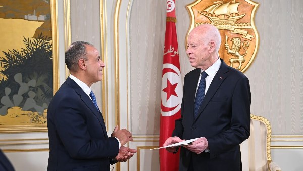 وزير الخارجية والهجرة يسلم رسالة خطية من الرئيس السيسي إلى نظيره التونسي وزير الخارجية والهجرة يسلم رسالة خطية من الرئيس السيسي إلى نظيره التونسي