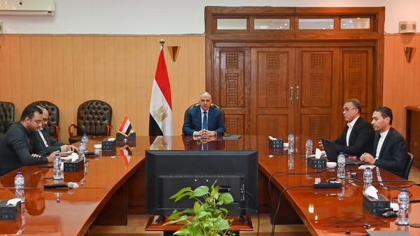 وزير الري يتابع أعمال حماية الشواطئ بمدينة الإسكندرية وزير الري يتابع أعمال حماية الشواطئ بمدينة الإسكندرية