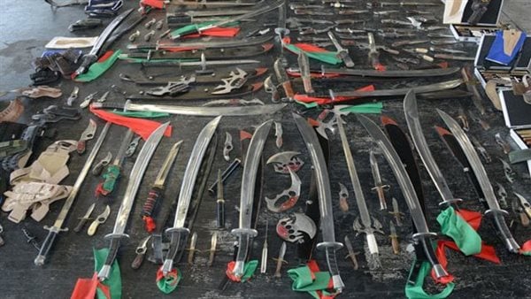 القبض على المتهم بالترويج للأسلحة البيضاء على فيس بوك بأسوان القبض على المتهم بالترويج للأسلحة البيضاء على فيس بوك بأسوان