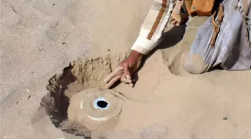 تحسبًا لعملية برية.. الحوثيون يزرعون ألغامًا في الحديدة