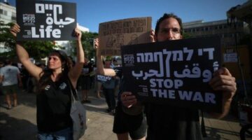 بقعة التمرد تتسع والضغوط تتصاعد على نتنياهو.. نحو 140 ألف إسرائيلي يوقعون عرائض إعادة الأسرى مقابل وقف حرب غزة