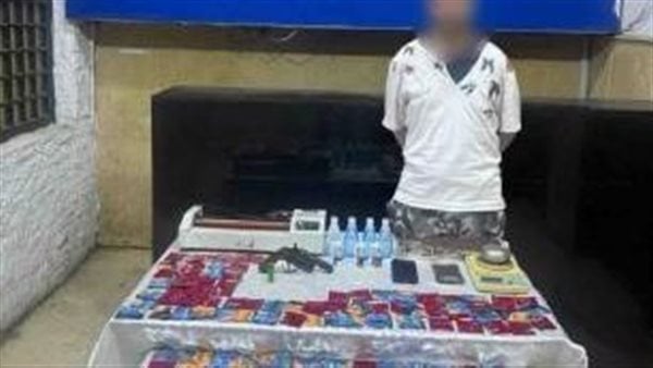 استروكس وماكينة تغليف.. سقوط المتهم بجلب المواد المخدرة للإتجار بها في قبضة الأمن استروكس وماكينة تغليف.. سقوط المتهم بجلب المواد المخدرة للإتجار بها في قبضة الأمن