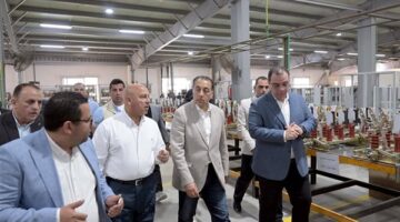 رئيس مجلس الوزراء يتفقد مصانع شركة طيبة للصناعات المتطورة بالعاشر من رمضان