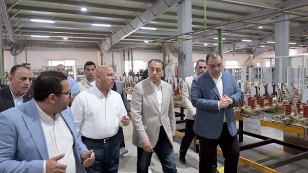 رئيس الوزراء يتفقد مصانع شركة طيبة للصناعات المتطورة رئيس الوزراء يتفقد مصانع شركة طيبة للصناعات المتطورة