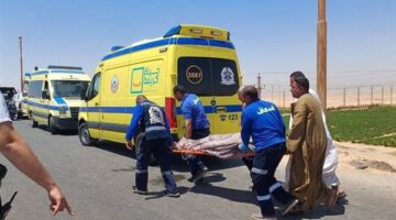 مصرع 8 وإصابة 25 بينهم أطفال في حادث تصادم سيارتين بصحراوي المنيا