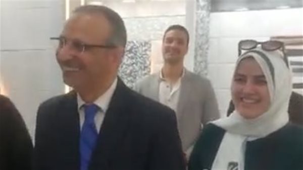 نائب وزير التموين يمازح طبيبة خلال شرائها سيراميك شقة الزوجية بطنطا: بلغي خطيبك إني طلبت إيدك | بث مباشر نائب وزير التموين يمازح طبيبة خلال شرائها سيراميك شقة الزوجية بطنطا: بلغي خطيبك إني طلبت إيدك | بث مباشر