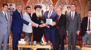 حزب الجبهة الوطنية يزور نيافة الأنبا بولا ويقدم له درعا تقديريا
