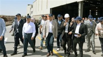 في أثناء جولته التفقدية بعدد من مصانع مدينة العاشر من رمضان.. رئيس الوزراء يتفقد مصانع الجلفنة «توكل ستيل»
