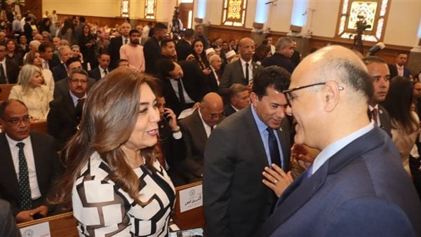 محافظ القليوبية يشارك الأقباط فرحة عيد القيامة بالكنيسة الإنجيلية بمصر الجديدة محافظ القليوبية يشارك الأقباط فرحة عيد القيامة بالكنيسة الإنجيلية بمصر الجديدة