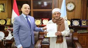 محافظ كفرالشيخ يُسلّم 21 عقد تقنين أراضي أملاك دولة للمستفيدين