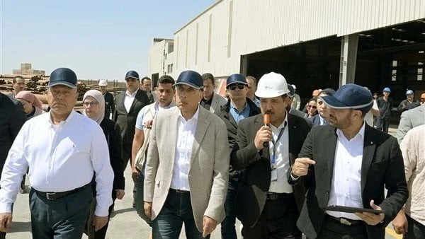 رئيس الوزراء يتفقد مصنعي الوايلر فريد حسنين للطلمبات بالعاشر من رمضان رئيس الوزراء يتفقد مصنعي الوايلر فريد حسنين للطلمبات بالعاشر من رمضان