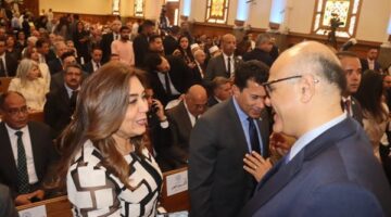محافظ القليوبية يشارك الأقباط فرحة عيد القيامة بالكنيسة الإنجيلية .. صور