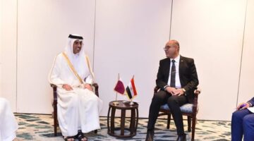 وزير العمل يُناقش مع نظيره القطري ملفات تنقل الأيدي العاملة