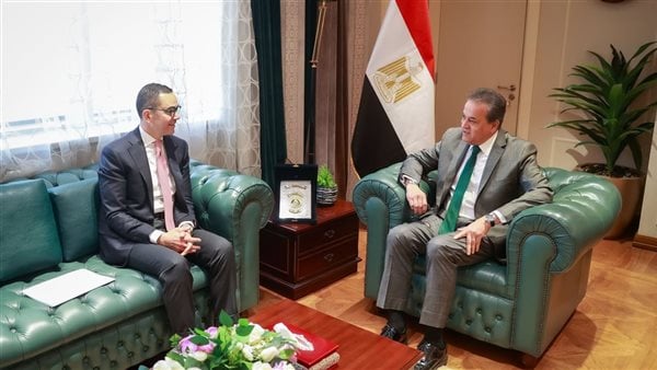 وزيرا الصحة والاستثمار يبحثان آليات وحلول لتخفيف الأعباء المالية عن المواطنين وزيرا الصحة والاستثمار يبحثان آليات وحلول لتخفيف الأعباء المالية عن المواطنين