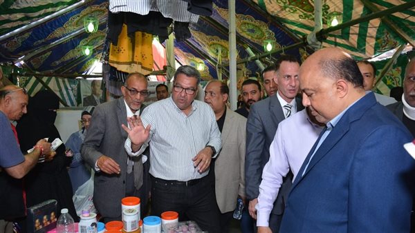 سكرتير محافظة الجيزة يتابع تشغيل سوق اليوم الواحد بالمنيرة الغربية سكرتير محافظة الجيزة يتابع تشغيل سوق اليوم الواحد بالمنيرة الغربية