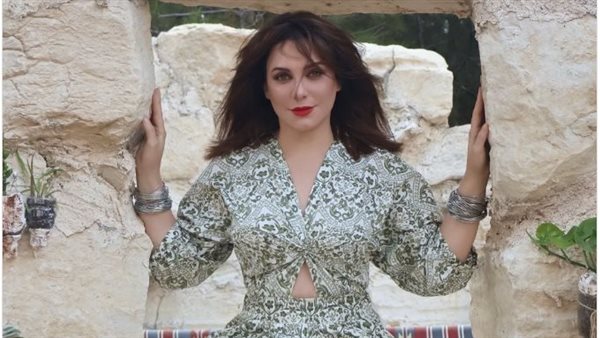 سلاف فواخرجي تسخر من إشاعة زواجها ببشار الأسد: "قسمًا بالله شي بيضحك"